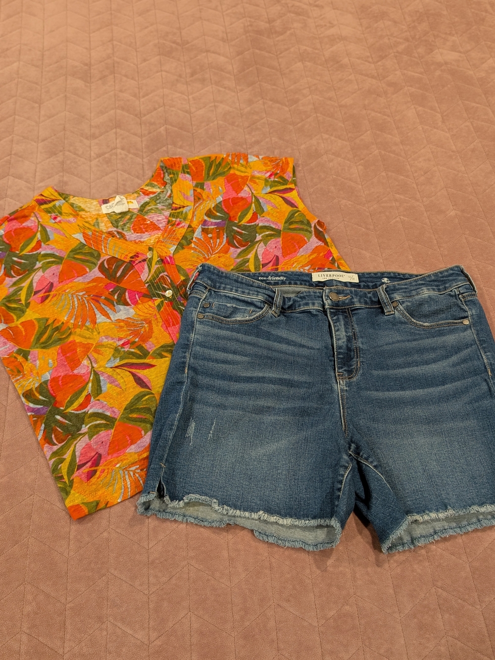 Liverpool Mid-Rise Frayed Hem Denim Shorts with Linen C&C California Top